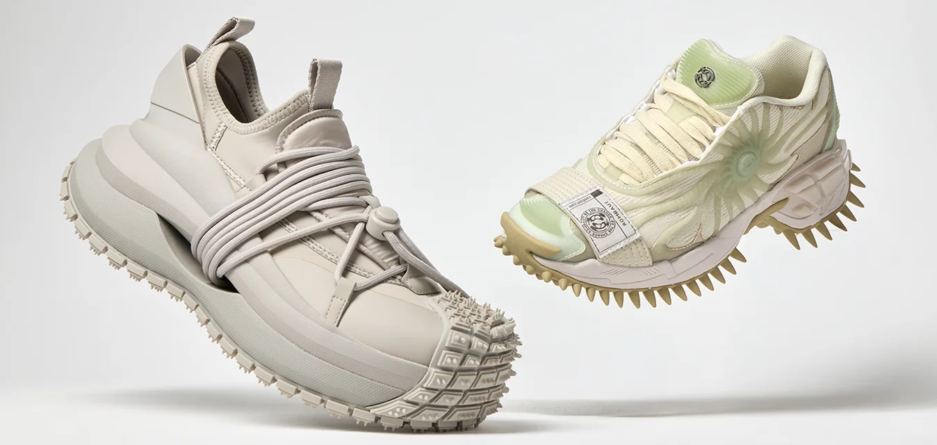 Due paia di sneaker: una beige con suola in gomma testurizzata e lacci prominenti; l'altra verde chiaro con suola a punte e motivo floreale.