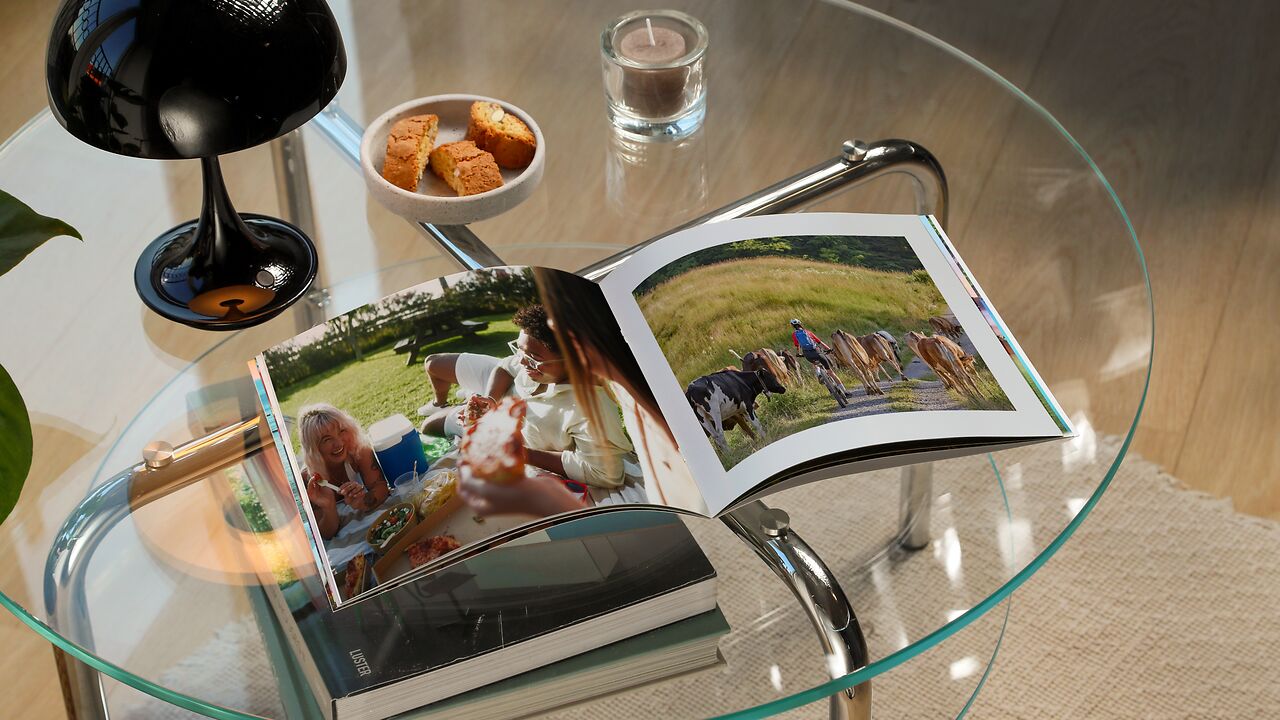 Fotolibro Pixum su tavolino da caffè