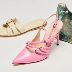 Tre sandali con tacco da donna: slip-on crema, slingback rosa con punta e infradito rosa chiaro con decorazione a stella sulla pietra.