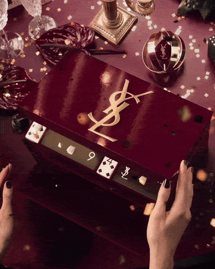 Rapido unboxing del lussuoso calendario dell'Avvento YSL rosso e oro che svela profumi iconici, rossetti e trucchi per gli occhi.