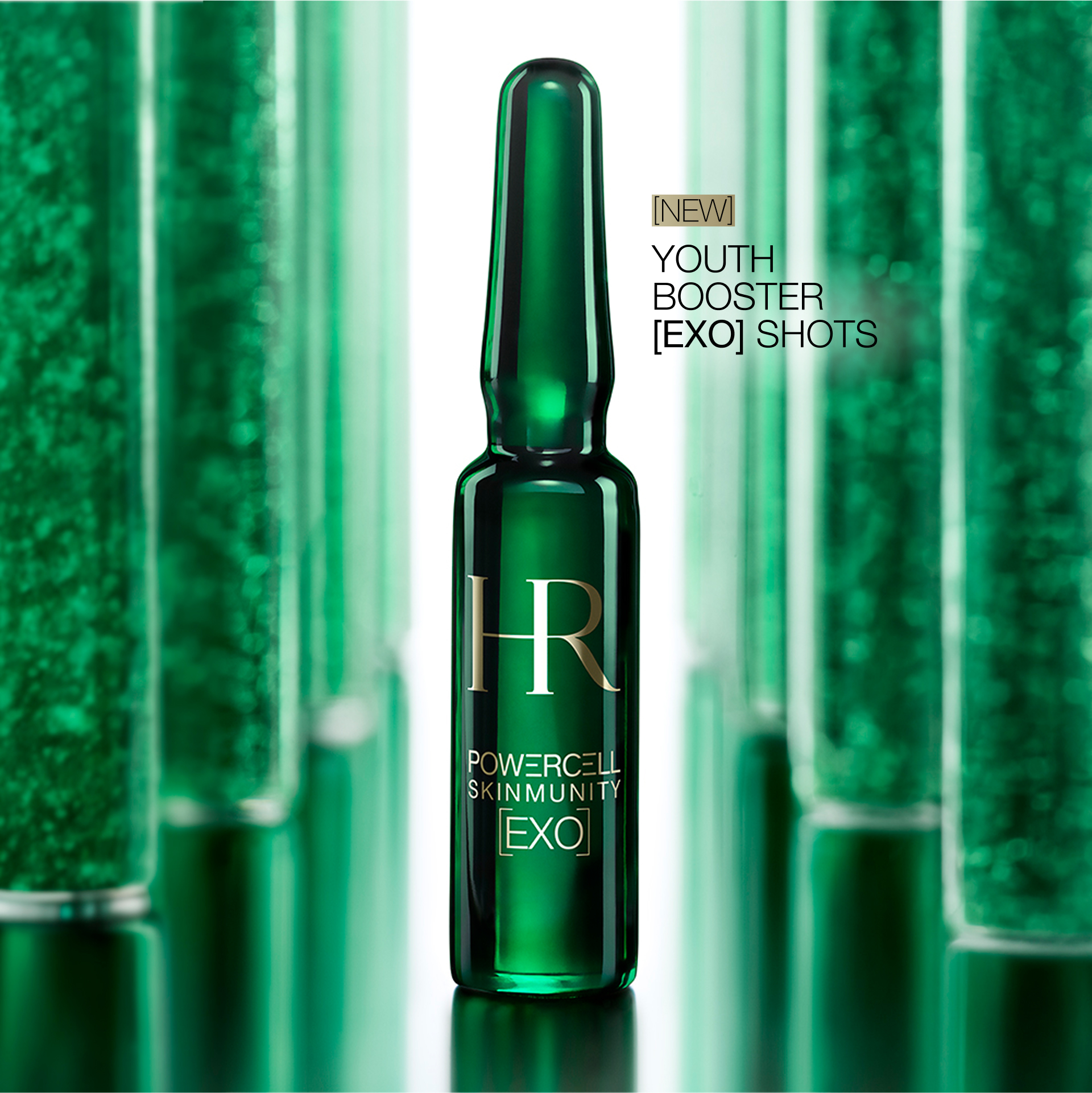 Fiala di trattamento verde Helena Rubinstein Powercell Skinmunity [Exo] Youth Booster Shots esposta tra provette di laboratorio.
