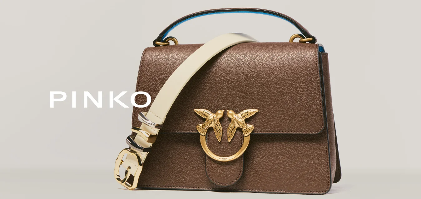 Borsa a mano in pelle marrone con fibbia decorativa dorata e tracolla crema regolabile, su uno sfondo chiaro e uniforme.