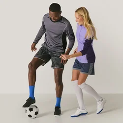 Due persone in abbigliamento sportivo che giocano a calcio, una controlla la palla con il piede mentre l'altra cerca di prenderla.