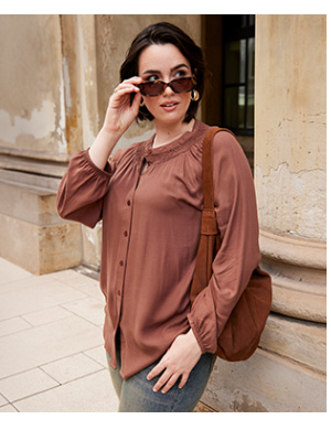 Elegante blusa con scollo rotondo arricciato