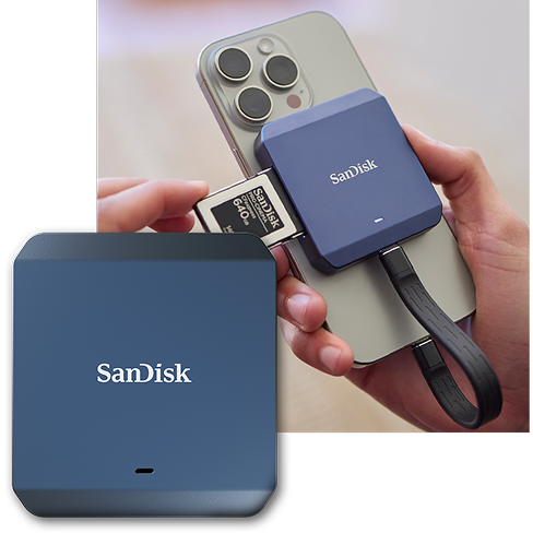 Una persona che tiene in mano un registratore SANDISK PRO-CINEMA CFexpress di tipo B montato su un iPhone mentre inserisce una scheda CFexpress nel lettore, con una vista più ampia del prodotto accanto.
