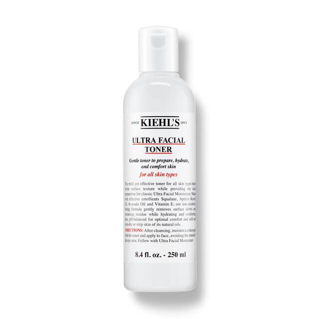 Flacone Ultra Facial Toner su sfondo bianco