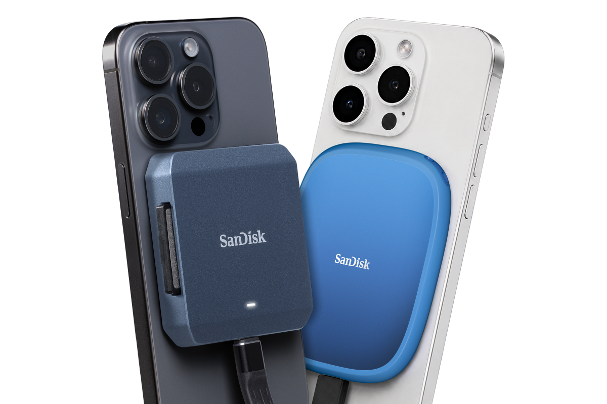 Due iPhone sono dotati di unità di archiviazione portatili SanDisk compatte, tra cui un registratore di schede SanDisk PRO-CINEMA CFexpress di tipo B compatibile con MagSafe e un SSD SanDisk Creator Phone.