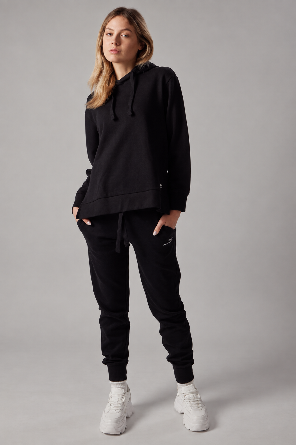 Set Felpa Felpata Cappuccio e Spacchi Laterali + Joggers Felpati Nero