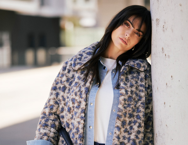 Giacca teddy con motivo leopardato e colletto a camicia