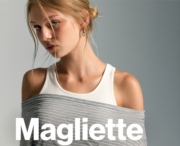 Magliette. Donna con canotta bianca e maglia grigia con spalle scoperte.