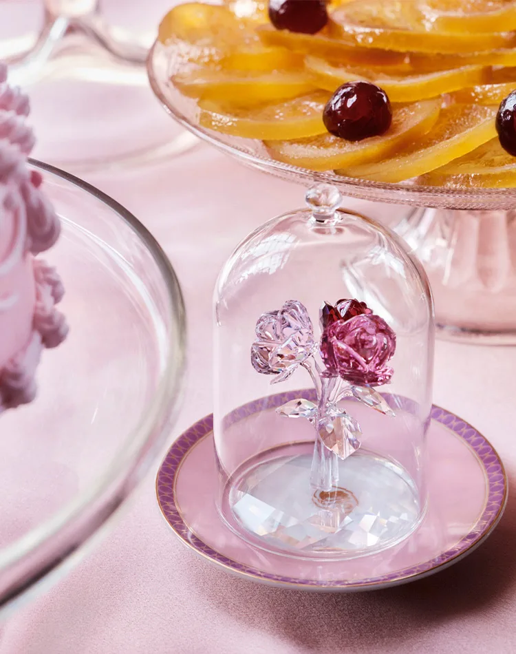 Bouquet di Rose Swarovski su una tavola rosa