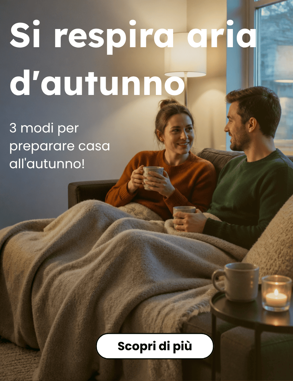 Coppia sul divano con coperta e tè in una sera d'autunno
