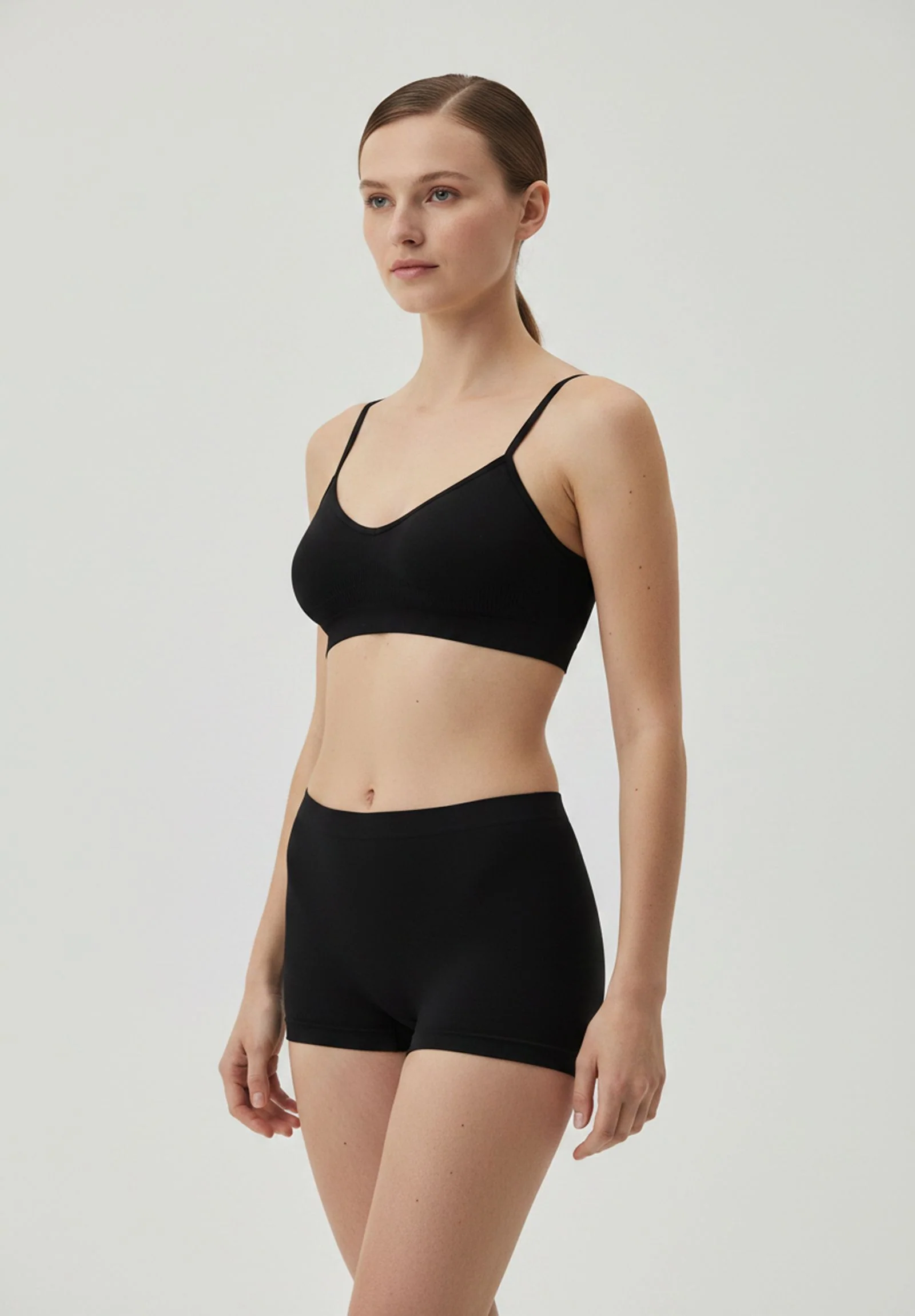 Image of Reggiseno a Brassiere con Spallino Sottile Dolcevita - Nero