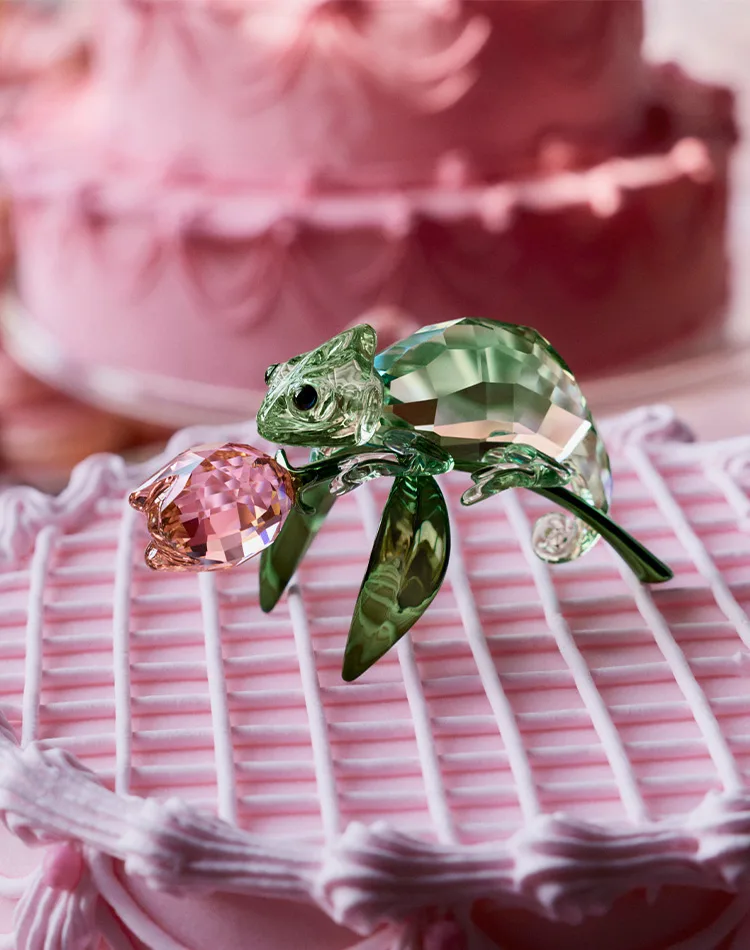 Idyllia Camaleonte e Tulipano Swarovski su una tavola rosa