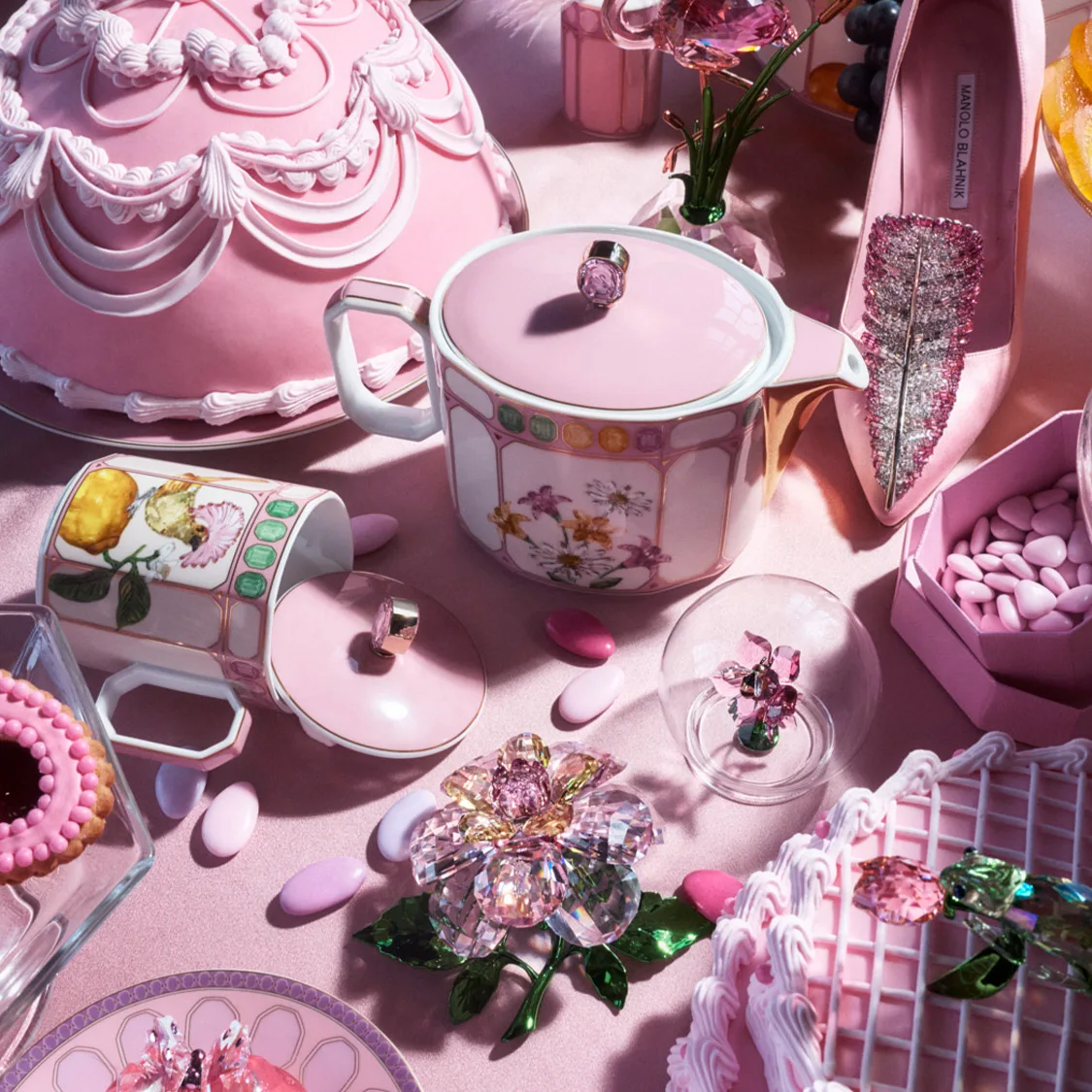 Creazioni home décor Swarovski su una tavola rosa