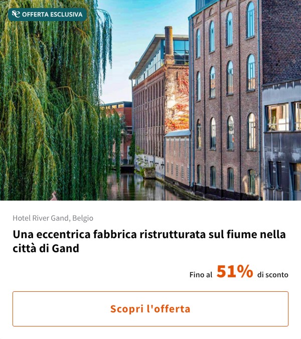 Una eccentrica fabbrica ristrutturata sul fiume nella città di Gand