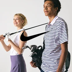 Due golfisti stanno insieme, indossando una maglia senza maniche bianca, una gonna corta viola, una polo a righe e portando una sacca da golf con mazze.