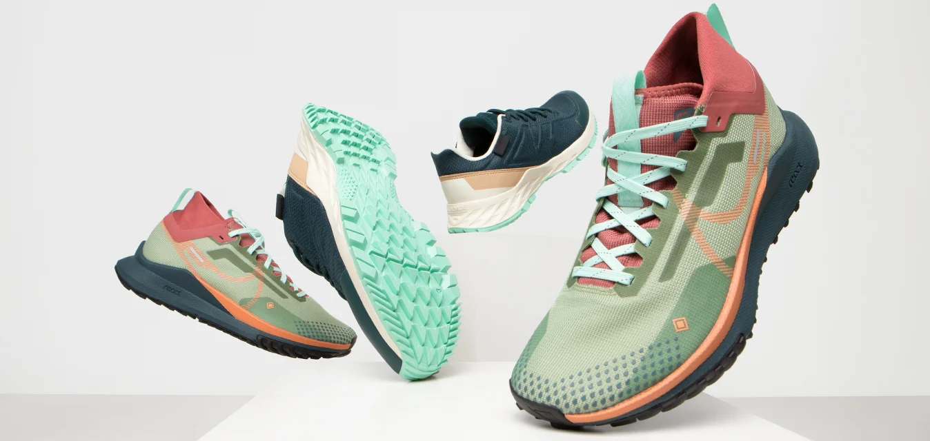 Scarpe da corsa con tomaia in mesh verde menta, dettagli bordeaux e suole texturizzate. Leggere e dotate di vari schemi geometrici.