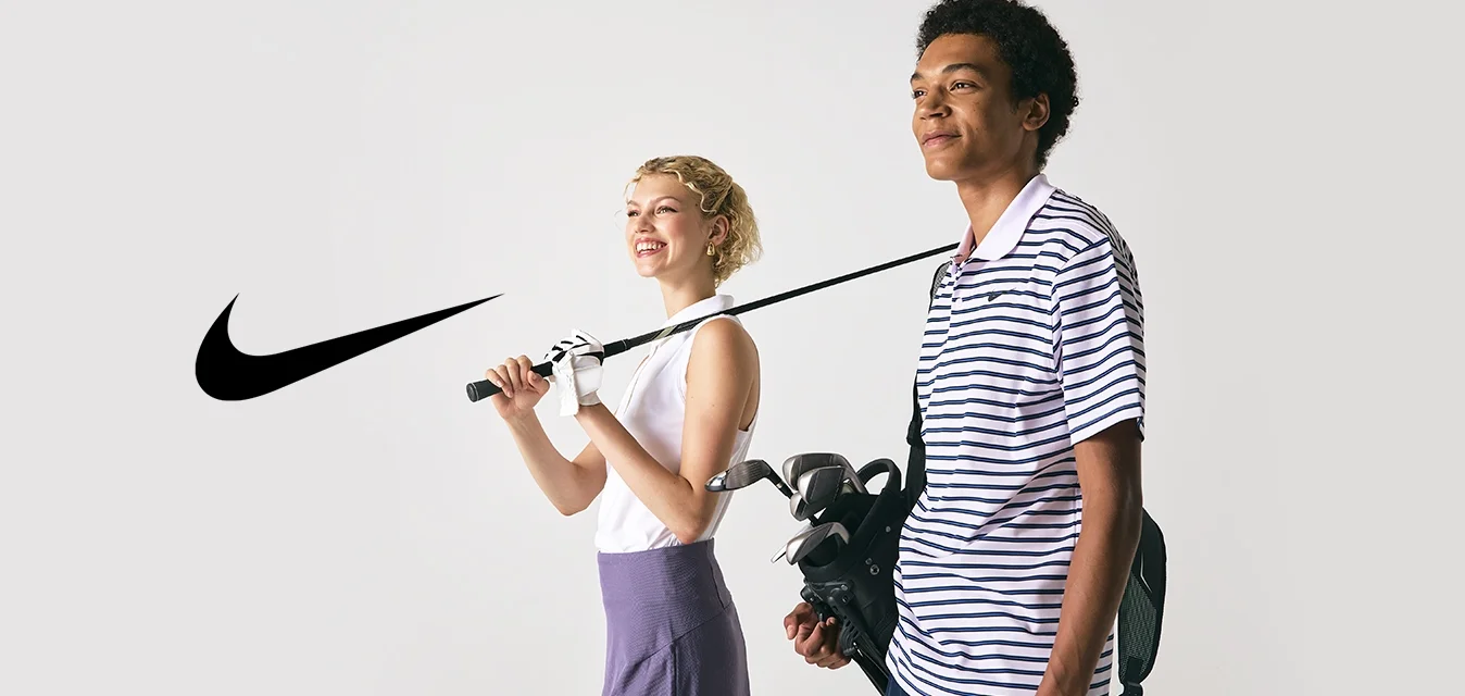 Due golfisti stanno insieme, indossando una maglia senza maniche bianca, una gonna corta viola, una polo a righe e portando una sacca da golf con mazze.