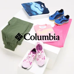 Combinazione di abbigliamento sportivo: pantaloni verdi, magliette blu e rosa, scarpe rosa e bianche e sneakers blu, che mostrano colori e design vari.