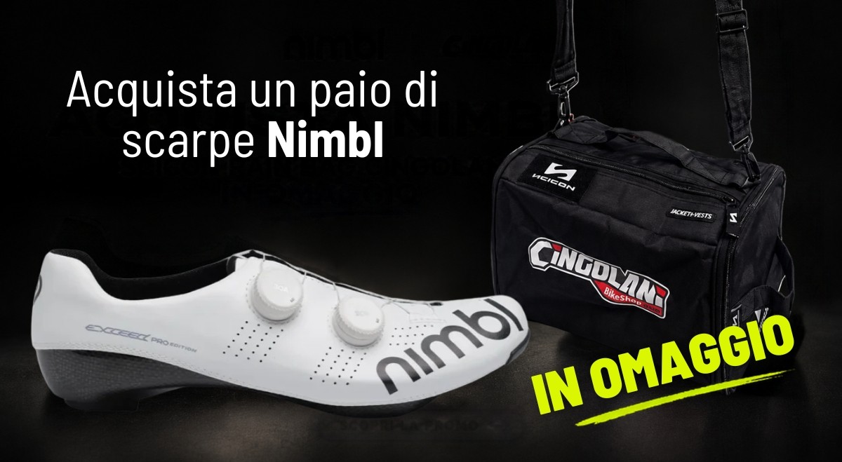 White Nimbl cycling shoe with dual dial closures beside a black Cingolani kit bag on dark background, promotional 'In omaggio' (free gift)
