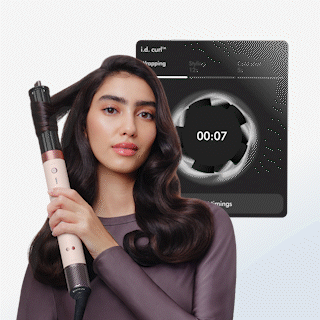 Una modella crea ricci usando lo styler asciugacapelli Dyson Airwrap Co-anda2x accanto a una schermata dell’app MyDyson.