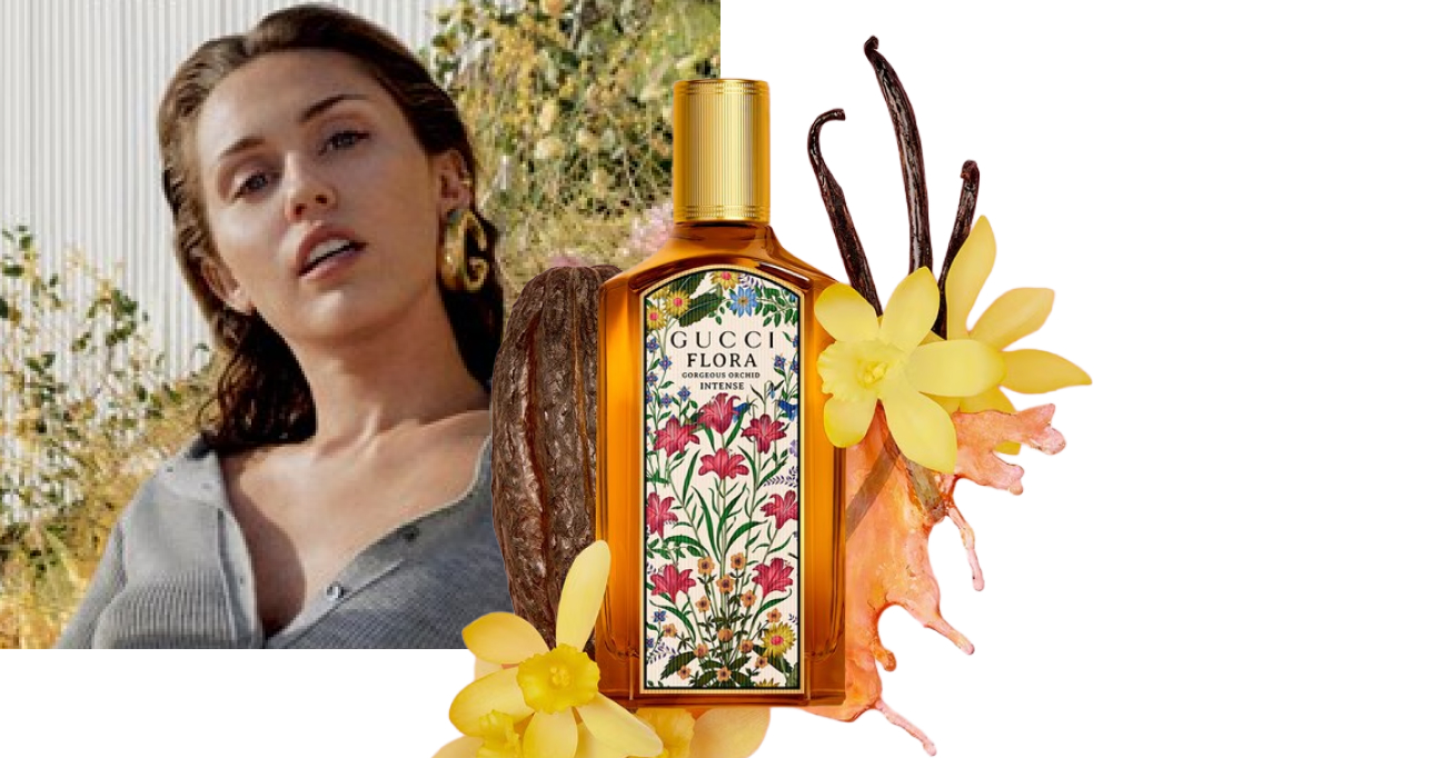 Flacone di profumo Gucci Flora dal design floreale, circondato da fiori e baccelli di vaniglia in un'ambientazione naturale.