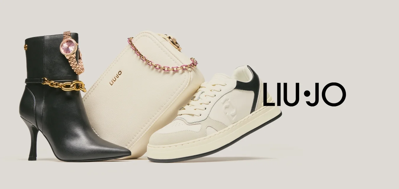 Stivaletto nero con tacco alto con catene d'oro e orologio, borsa beige con catena rosa e sneakers crema con dettagli neri.