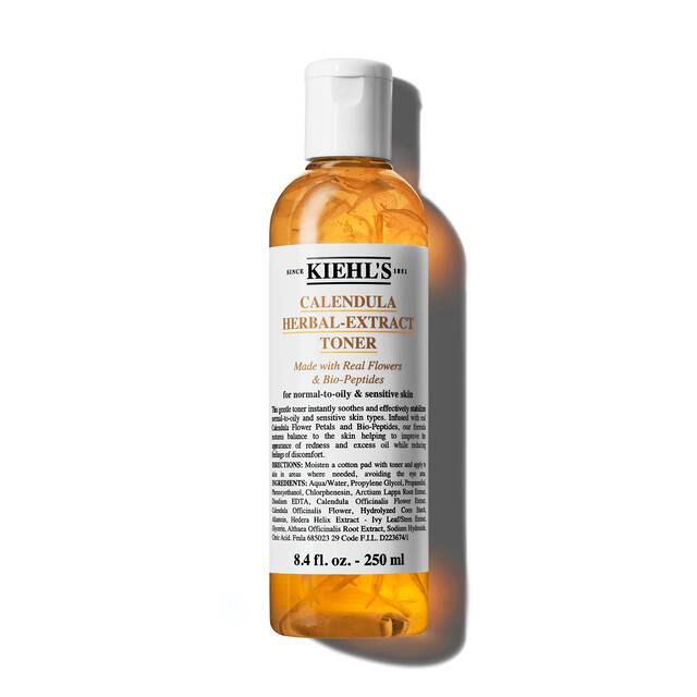 Flacone Calendula Herbal Extract Toner su sfondo bianco