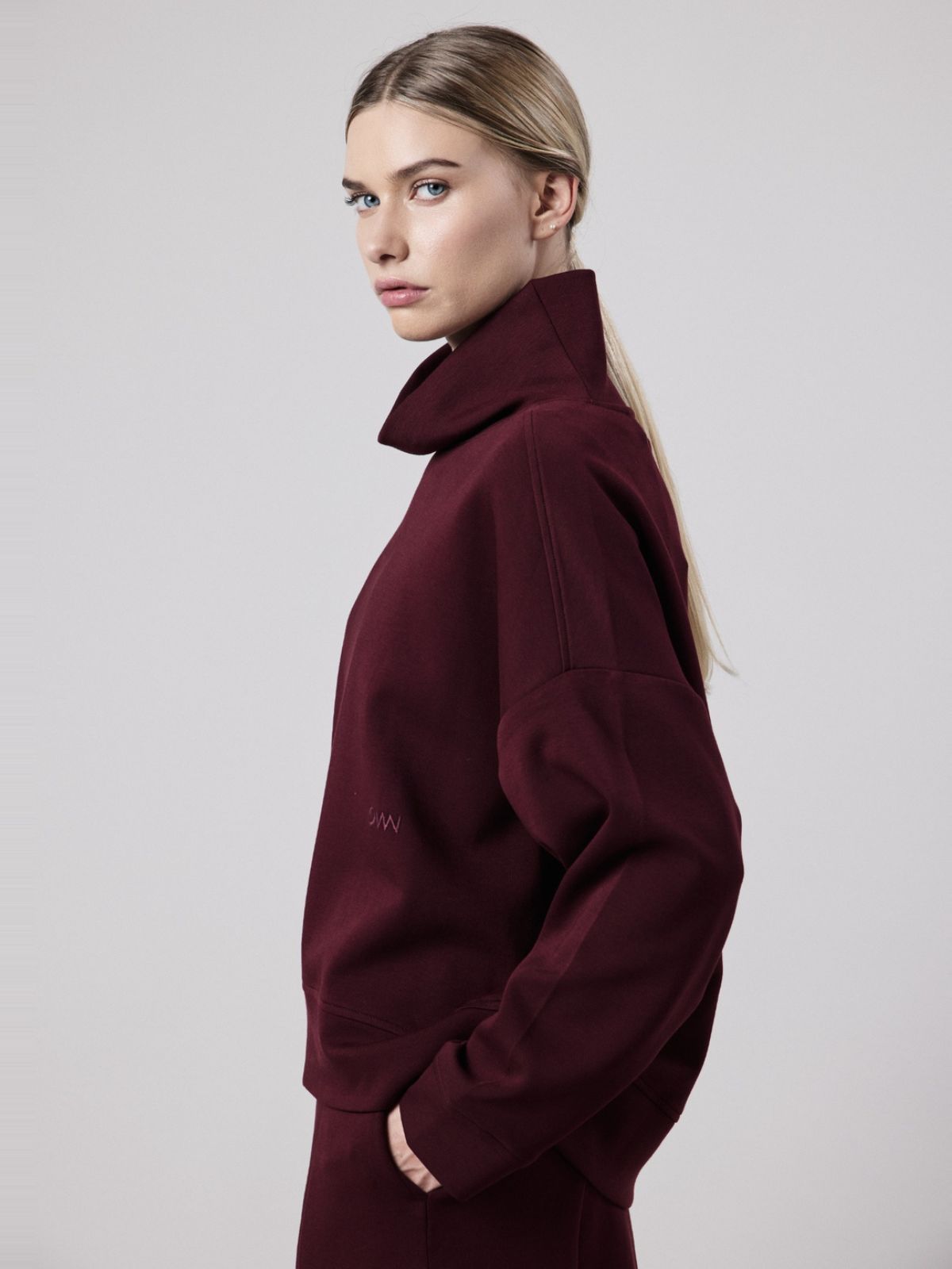 Felpa Collo Alto Loose Fit in Interlock Burgundy
