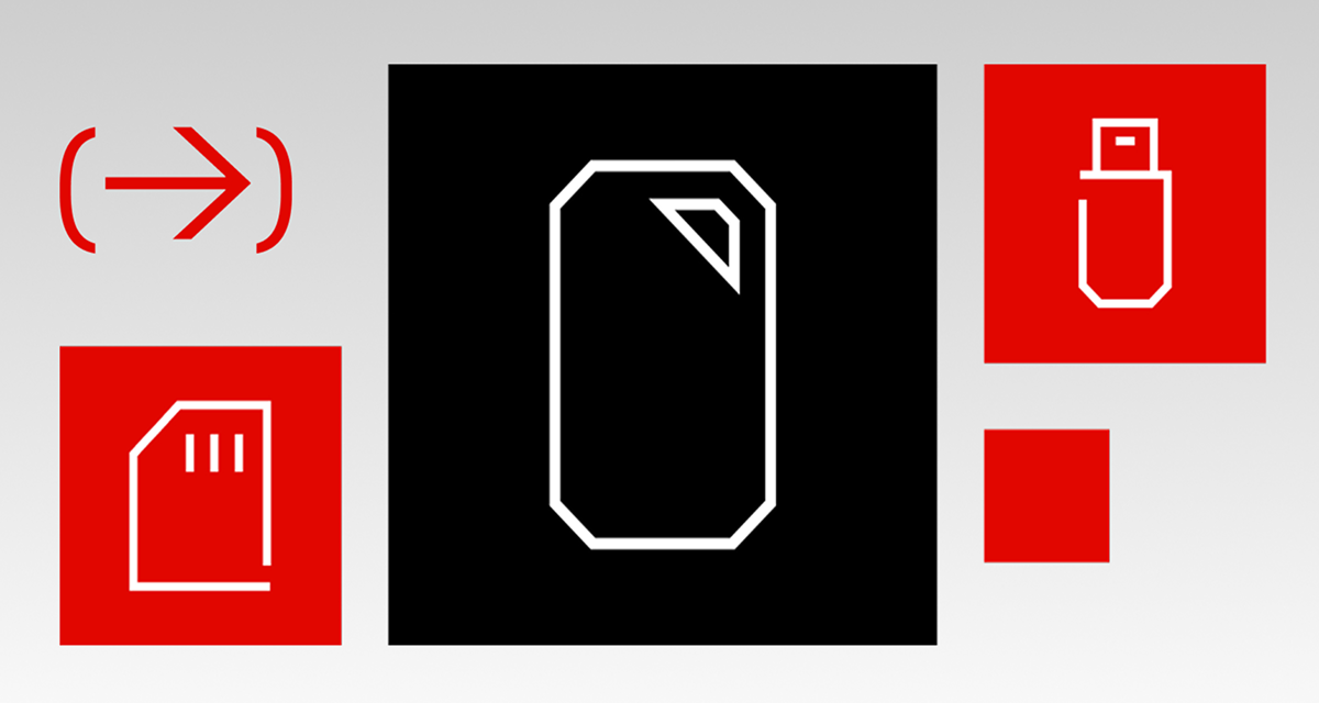 Icone digitali astratte tra cui un quadrato rosso con il contorno bianco della scheda di memoria, un quadrato nero con un'icona SSD portatile bianca, un quadrato rosso con un'unit&agrave; flash USB bianca, un quadrato rosso e una freccia destra rossa.