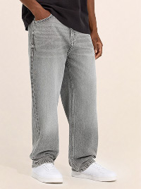 Uomo con jeans grigi a gamba larga.