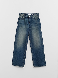 Jeans blu a gamba larga.
