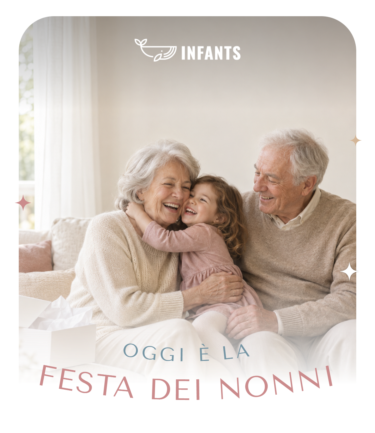 Oggi è la Festa dei Nonni. Una nonna e un nonno abbracciano la loro nipotina sul divano di casa
