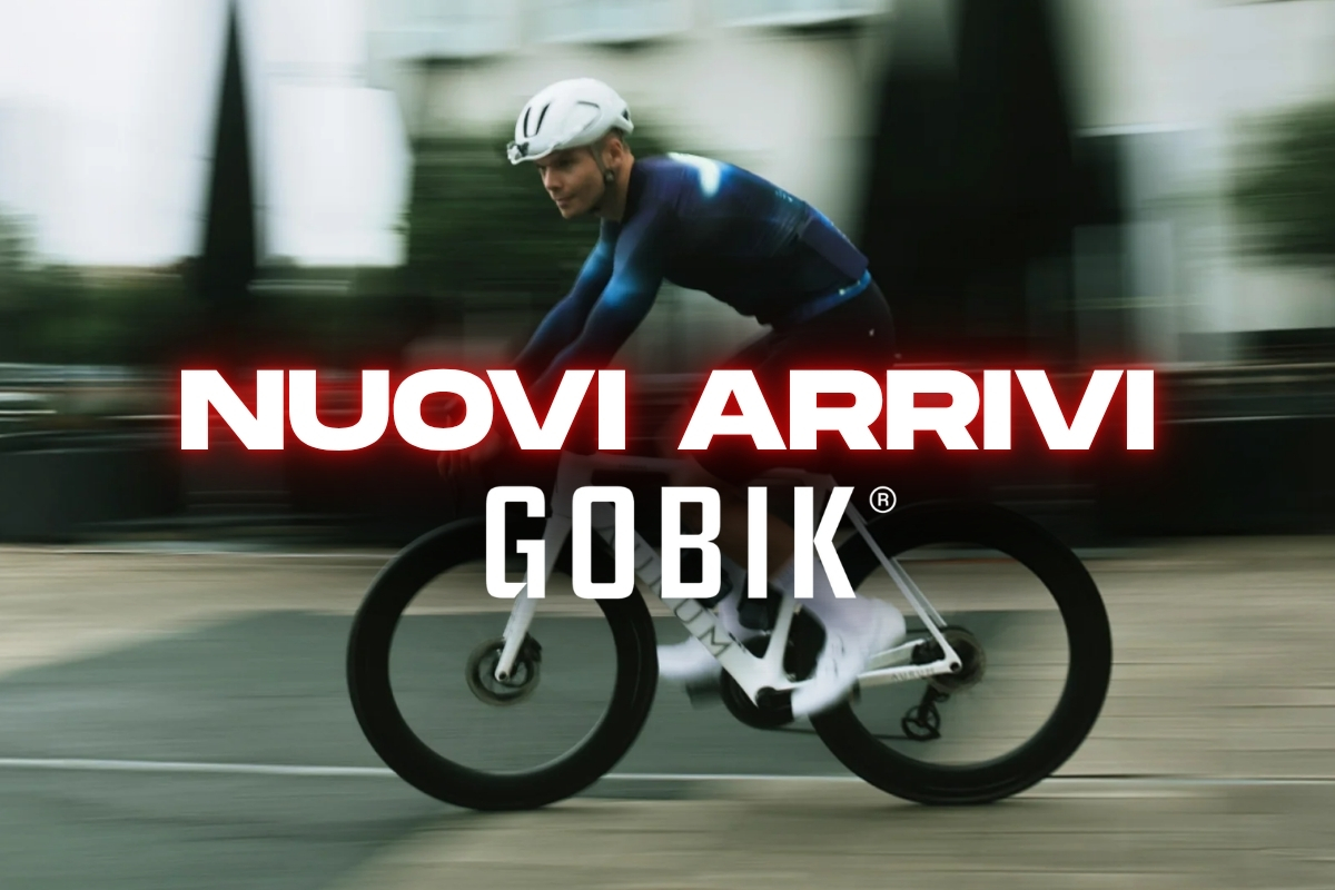 Cyclist wearing a white helmet riding a Gobik road bike at speed with motion blur and 'NUOVI ARRIVI GOBIK' overlay