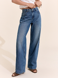 Donna con jeans blu a gamba larga.