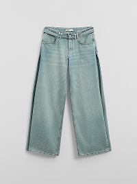Jeans azzurri a gamba larga.