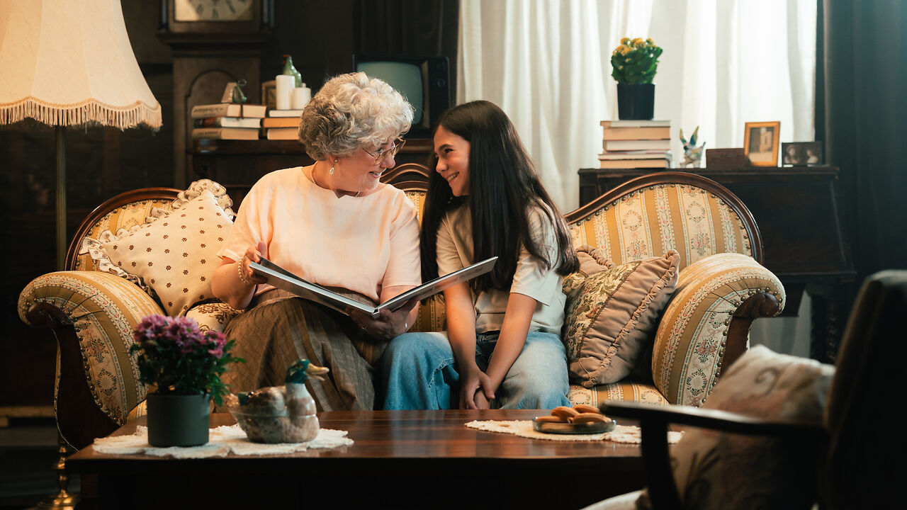 Nonna e nipote insieme con un Fotolibro Pixum