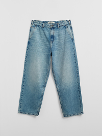 Jeans azzurri a gamba larga.