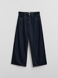 Jeans blu scuro a gamba larga.