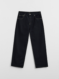 Jeans neri a gamba larga.