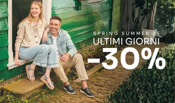 Smiling man and woman in casual spring-summer outfits sitting at a green wooden beach hut entrance with overlay text “Ultimi giorni -30%”