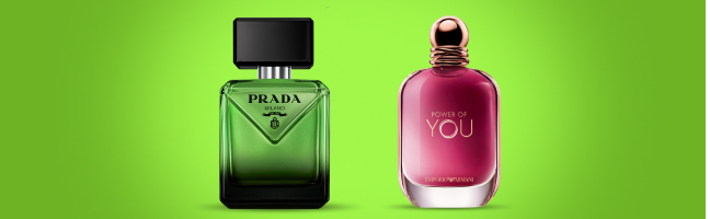 Flaconi di profumo su sfondo verde: profumo da uomo Prada Milano e profumo da donna Emporio Armani Power of YOU.