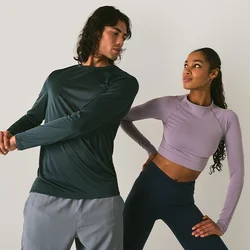 Due persone in abbigliamento sportivo che si stanno allungando; l'uomo tende il braccio attraverso il petto mentre la donna si piega di lato con una mano sul fianco.