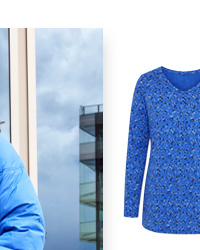 Maglietta blu con motivo a stelle e scollo a V