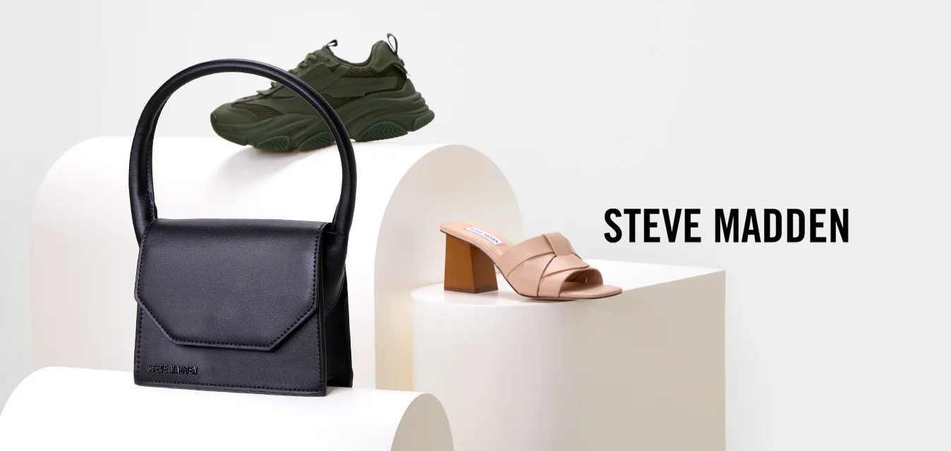 Borsa a tracolla in pelle nera con un design strutturato e una maniglia superiore; sneakers chunky verde oliva; sandali con tacco a blocco color pesco.