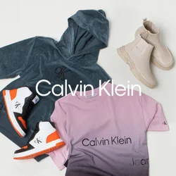 Felpa grigia, t-shirt a gradiente rosa con logo, sneakers neri e arancioni e stivaletti beige, tutti presentati su uno sfondo bianco.
