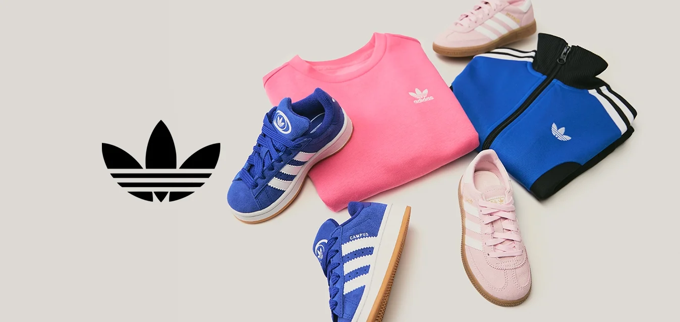 Sneaker in suede blu con strisce bianche, sneaker rosa, una felpa rosa e un giubbotto sportivo blu con accenti neri e logo.