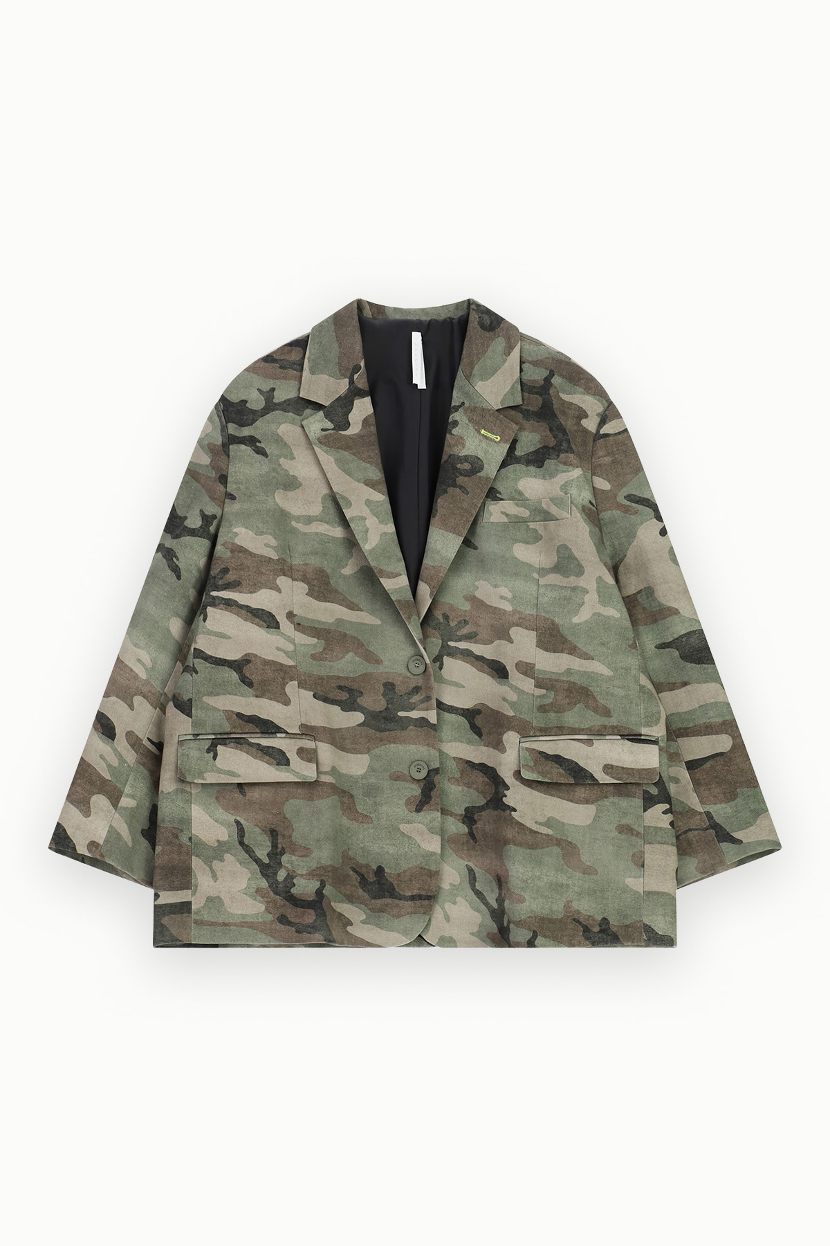Women's oversized camouflage single-breasted blazer with notch lapels and front flap pockets, green camo pattern
