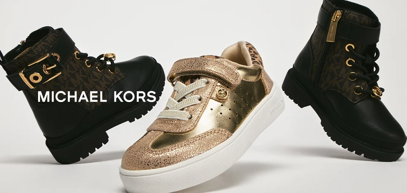 Tre scarpe per bambini: una sneaker dorata con suola bianca e due stivaletti neri con tessuto a motivo marrone e dettagli dorati.